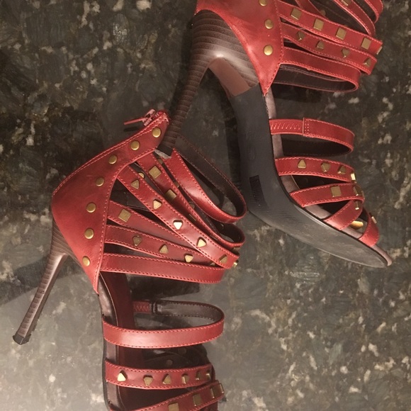 Size 8 heels - Picture 4 of 6